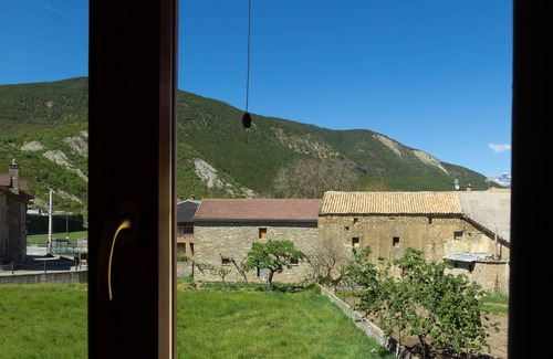 Senegue House | House with terrace in the Pyrenees. Pet friendly