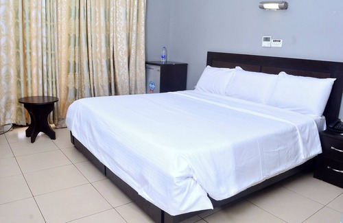 Ojodu Hotel | House5 Royal Comfort Ltd