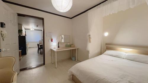 Sungin-dong Villa | House9 , room3, queen bed4 ,elevator O , hills X, stairs X , 4min from subway and bus station,exclusive space