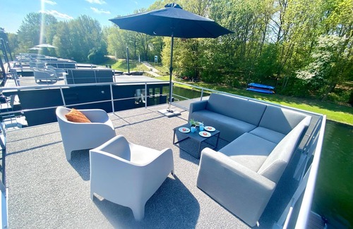 Middelaar Boat Rental | Houseboat at Mookerplas with Barrel Sauna