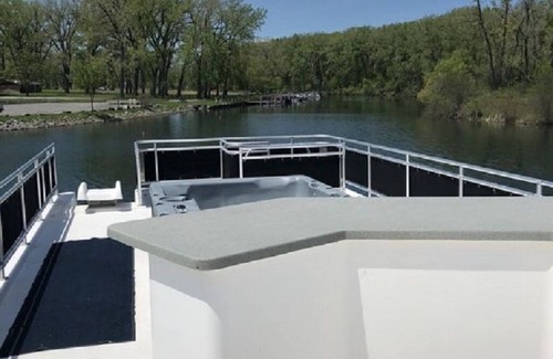 Oaks Corners Boat Rental | Houseboat at the Mouth of Seneca Lake!