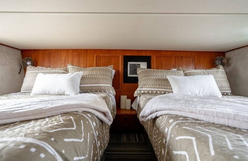 Colchester Boat Rental | Houseboat, Beach and Harbour Retreat