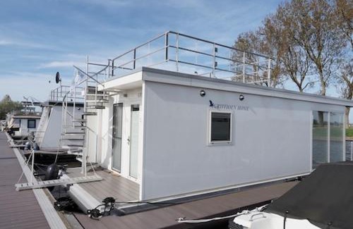 Nieuwpoort Boat Rental | Houseboat Griffioen Home, Nieuwpoort