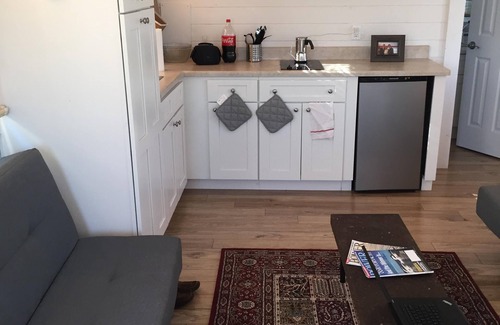 Fox Point Boat Rental | Houseboat Hyanna - Floating Tiny House - Downtown Providence
