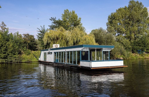 Holesovice Boat Rental | Houseboat in Prague, private swimming, nice view, airconditioning, free parking.