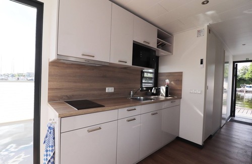 Lemmer House | Houseboat in Lemmer with Harbor Views