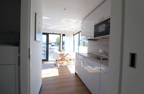 Lemmer House | Houseboat in Lemmer with Harbor Views
