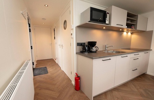 Offingawier Boat Rental | Houseboat in Offingawier with Sea View