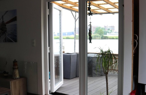 Roermond Boat Rental | Houseboat in the middle between AreaX and Outlet nevertheless pure nature