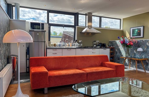 Stadionbuurt Boat Rental | Houseboat independent living space, 70m2, swimming near Amsterdam center