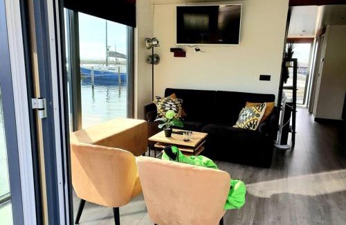 Monnickendam Boat Rental | Houseboat Isola
