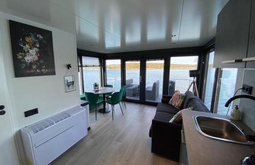 Middelaar Ski Chalet | Houseboat Marina Mookerplas 4-6 persons roof terrace