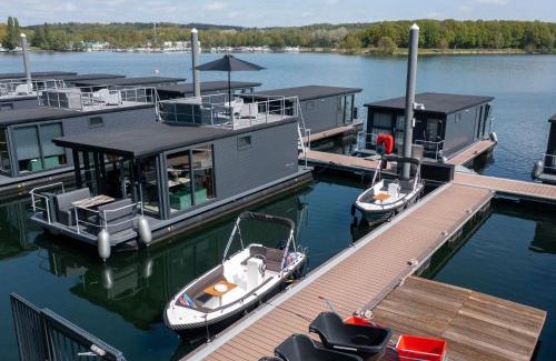 Middelaar Boat Rental | Houseboat Mookerplas with Sauna & Lake View