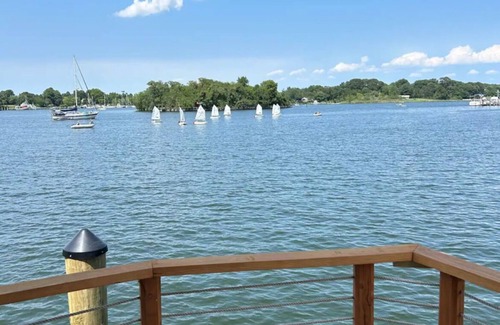 Solomons Boat Rental | Houseboat on Solomons Island