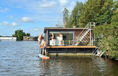 Vreeland House | Houseboat PURE II