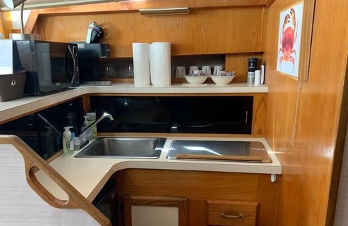 North End House | Houseboat Slip Away: Cozy Little Ocean Cabin