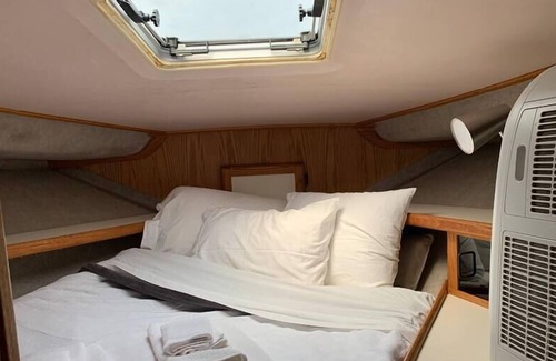 North End House | Houseboat Slip Away: Cozy Little Ocean Cabin