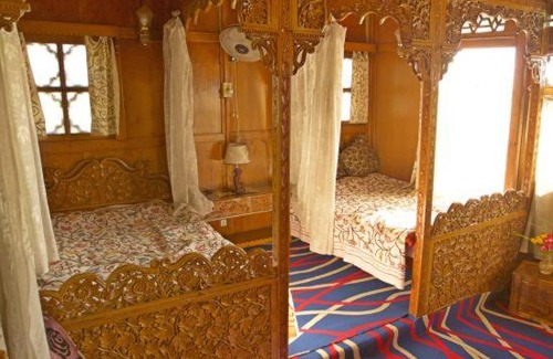 Dal Lake Bed & Breakfast | Houseboat STAR OF INDIA