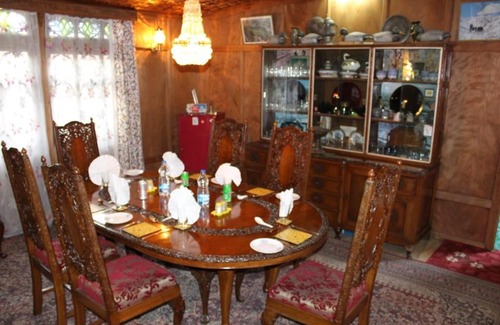 Dal Lake Bed & Breakfast | Houseboat STAR OF INDIA