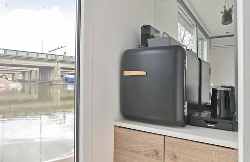 Stadionbuurt Boat Rental | HouseBoat the NEW LAKE