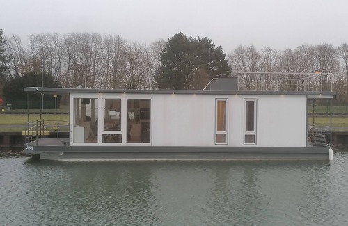 Recke Boat Rental | Houseboat vacation on the canal Very nice fully equipped houseboat