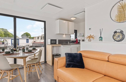 Nieuwpoort Boat Rental | Houseboat with a terrace and stunning views