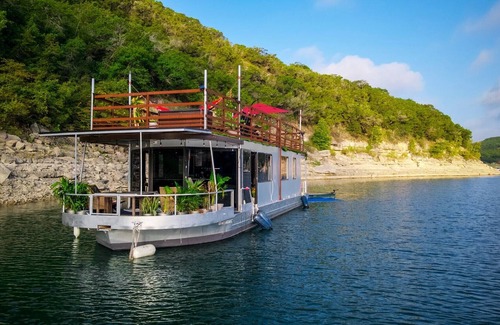 Lower Basin Lake Travis Boat Rental | Houseboat-Yacht Nestled In A Lake Travis Cove