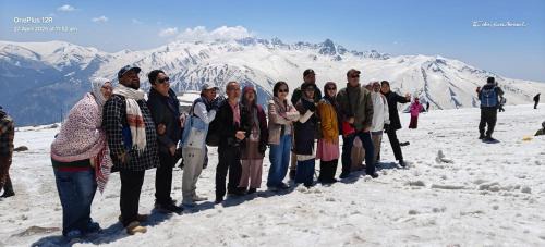 Dal Lake Boat Rental | Houseboat Young Life