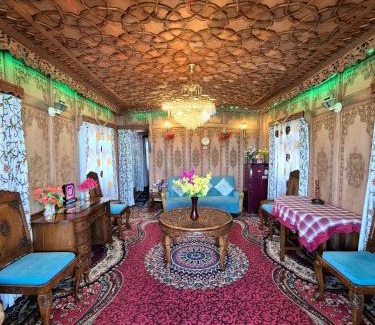 Dal Lake Boat Rental | Houseboat Young Life