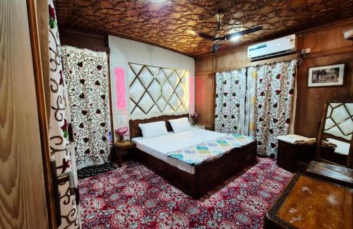 Dal Lake Boat Rental | Houseboat Young Life