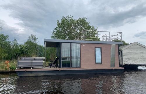 Sumar Boat Rental | Houseboot solcamastraat 24 c