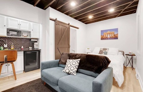 German Village Apartment | Housepitality - The Brandenburg Suite - Efficiency