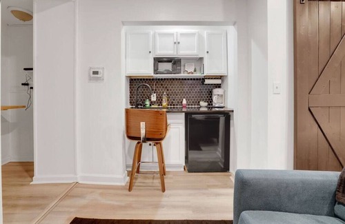 German Village Apartment | Housepitality - The Brandenburg Suite - Efficiency