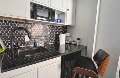 German Village Apartment | Housepitality - The Brandenburg Suite - Efficiency