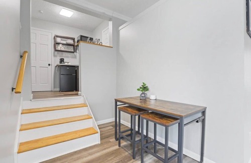 Newark Apartment | Housepitality - The Restful Studio - Cozy