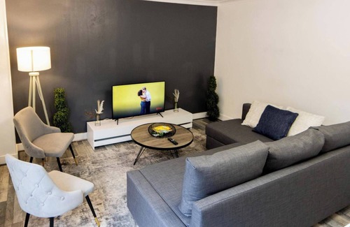 Stratford and New Town House | HouseSleep14-FreeP-Garden-Bbq-Patio-PoolTable