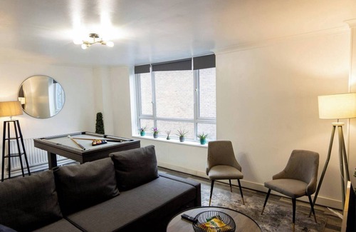 Stratford and New Town House | HouseSleep14-FreeP-Garden-Bbq-Patio-PoolTable