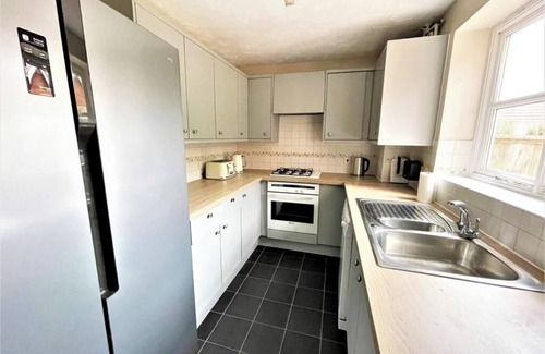 Colchester House | HouseSleeps10-Garden-Parking-Family&ContractorsOK