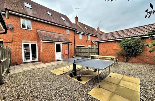 Colchester House | HouseSleeps10-Garden-Parking-Family&ContractorsOK