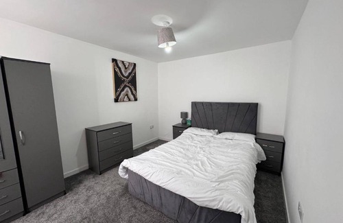 Levenshulme House | HouseSleeps9-Patio-Parking-FamilyOK