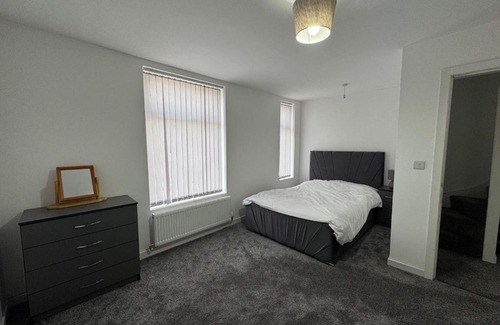 Levenshulme House | HouseSleeps9-Patio-Parking-FamilyOK