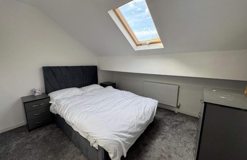 Levenshulme House | HouseSleeps9-Patio-Parking-FamilyOK