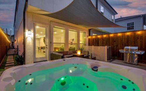Washington Ave./ Memorial Park House | Houston Central Location - Stylish with Jacuzzi