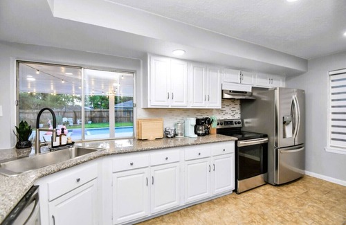 Meadows Place House | Houston Family Retreat with Hot Tub Pool Firepit