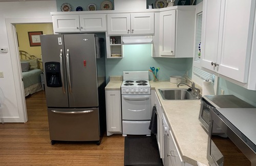 Houston Heights Apartment | Houston Hieghts Garage Apartment. Detached with private entrance.