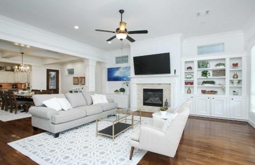 Shady Acres House | Houston Home Near Downtown with Pool and Hot Tub!