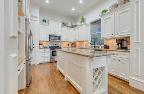 Shady Acres House | Houston Home Near Downtown with Pool and Hot Tub!
