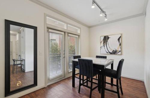South Main Apartment | Houston Med Center Luxury King Suite with Free Parking