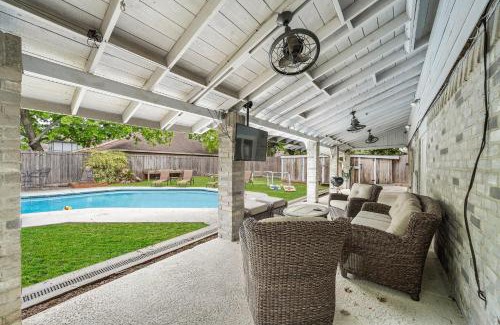 Barker House | Houston Pool Retreat Wifi Yard Bbq Games Tvs
