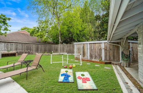 Barker House | Houston Pool Retreat Wifi Yard Bbq Games Tvs